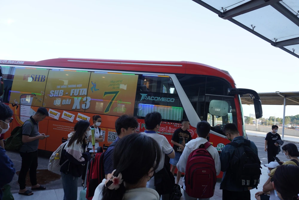 người dân rời TP.HCM nghỉ lễ 30-4.jpg