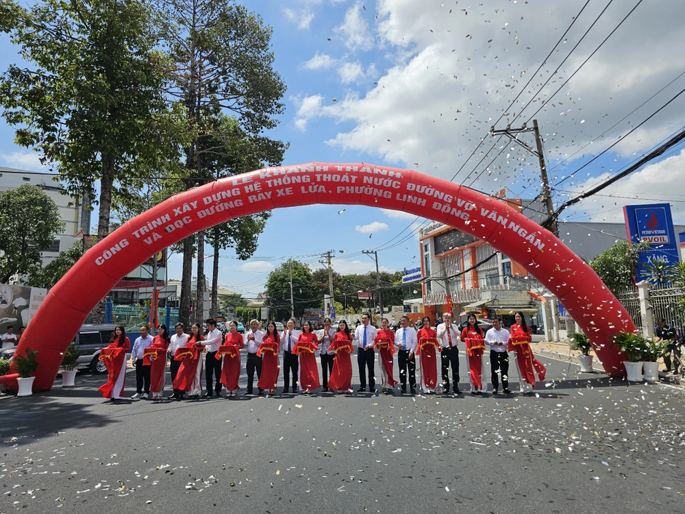 Lãnh đạo TP cắt băng khánh thành.