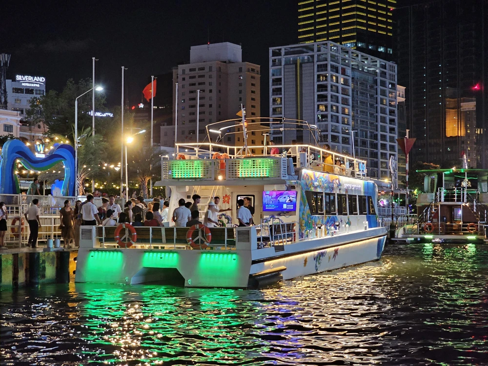 trải nghiệm buýt sông số 1 vào đêm 30-4