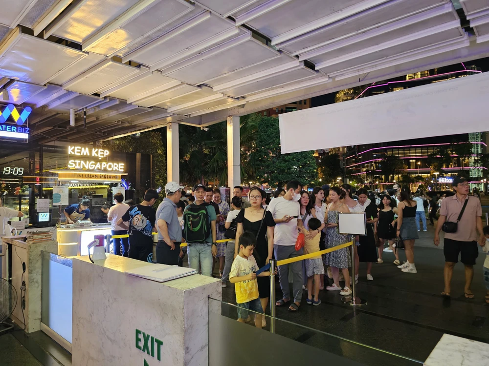 trải nghiệm buýt sông số 1 vào đêm 30-4