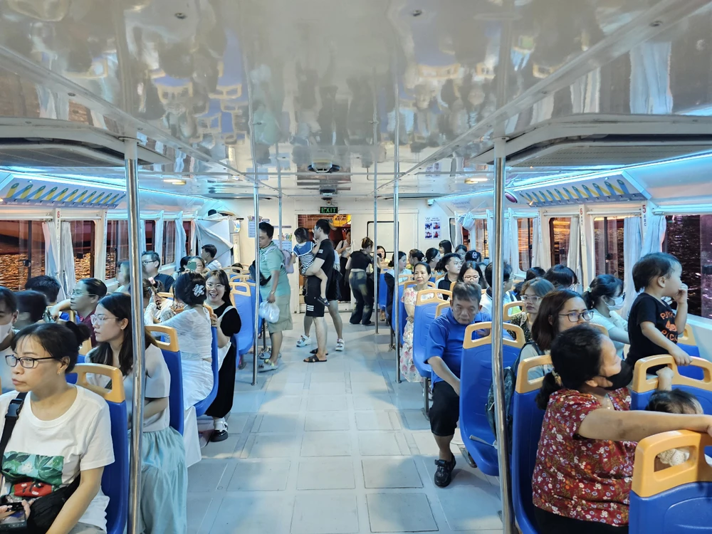 trải nghiệm buýt sông số 1 vào đêm 30-4