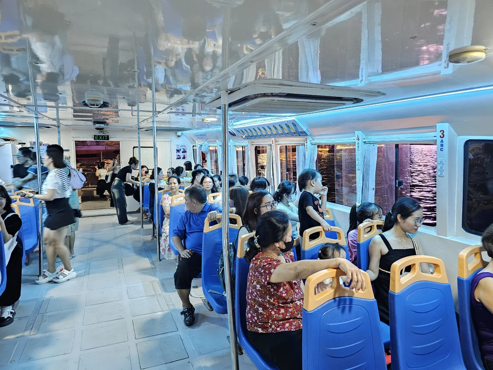 trải nghiệm buýt sông số 1 vào đêm 30-4