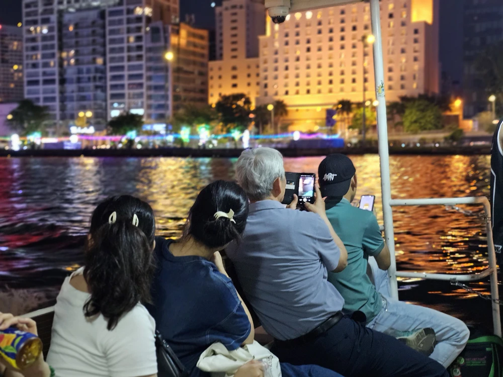 trải nghiệm buýt sông số 1 vào đêm 30-4