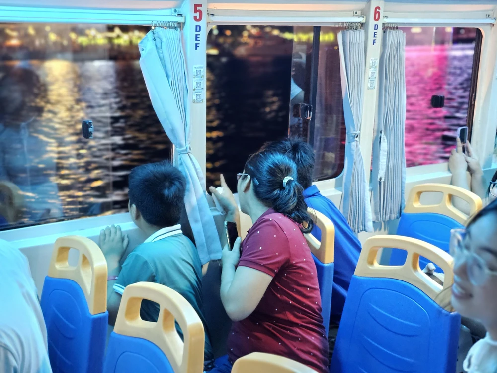 trải nghiệm buýt sông số 1 vào đêm 30-4