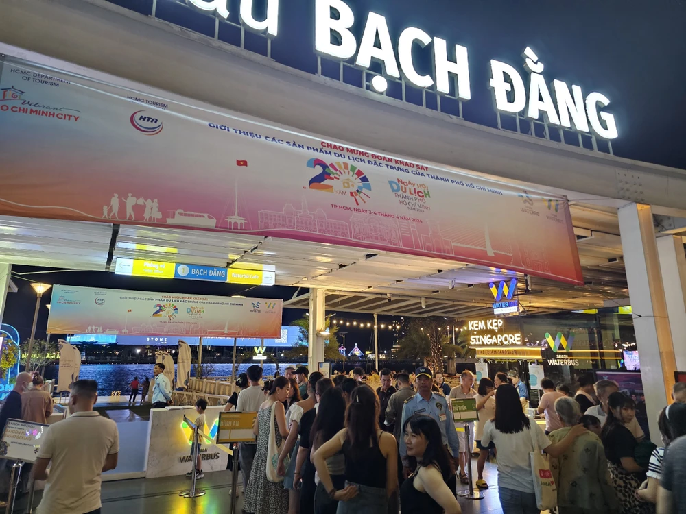 trải nghiệm buýt sông số 1 vào đêm 30-4