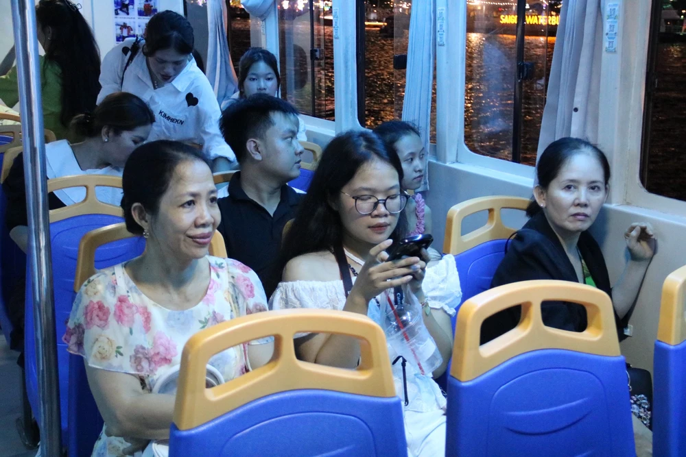 trải nghiệm buýt sông số 1 vào đêm 30-4