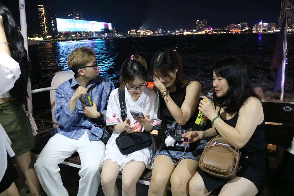 trải nghiệm buýt sông số 1 vào đêm 30-4