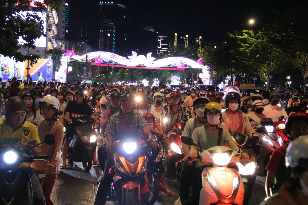 Đêm 30-4, các tuyến đường ở Trung tâm Tp.HCM ùn ứ.