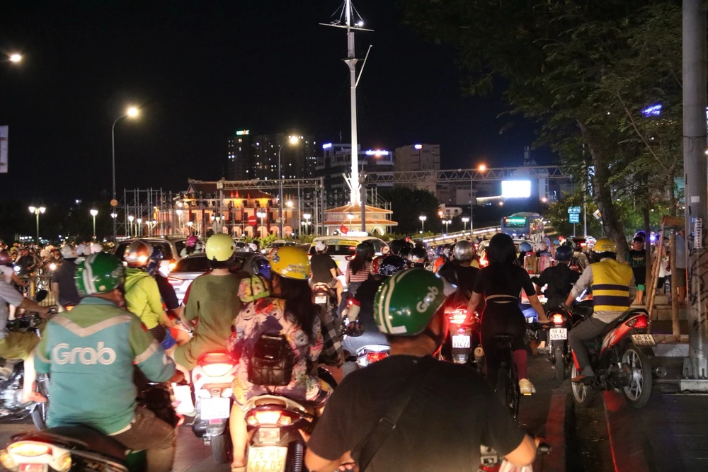 Đêm 30-4, các tuyến đường ở Trung tâm Tp.HCM ùn ứ.