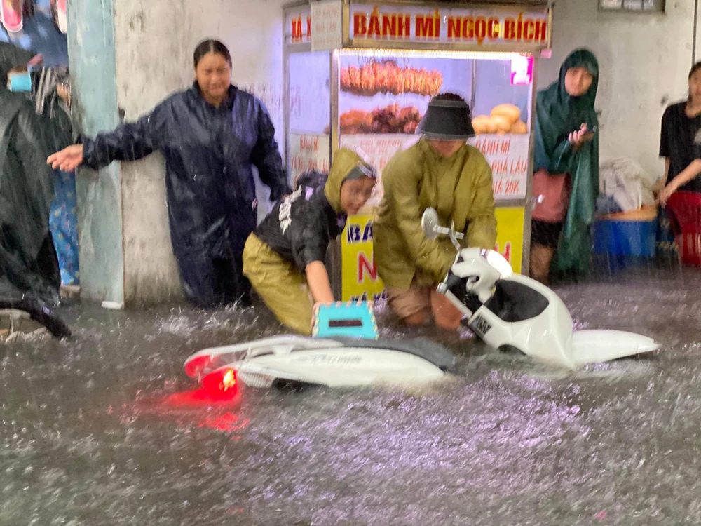 tình trạng bung nắp hầm ga, nước từ hầm ga phun lên mặt đường gây nguy hiểm cho người tham gia giao thông ở TP Thủ Đức