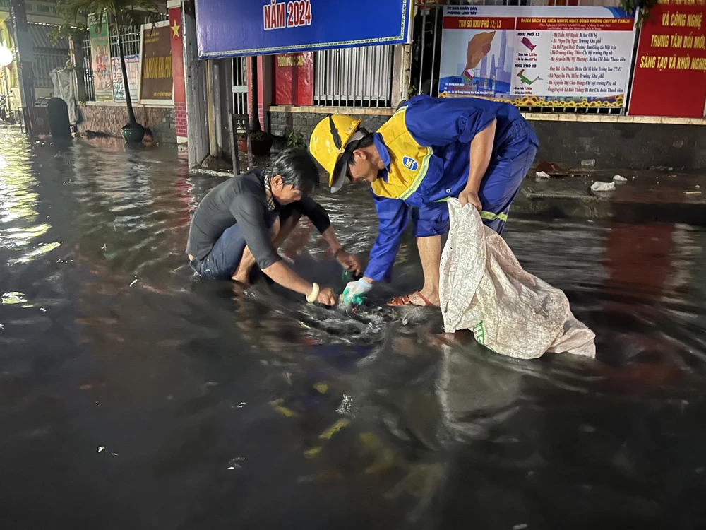 Đường Dương Văn Cam ngập nước