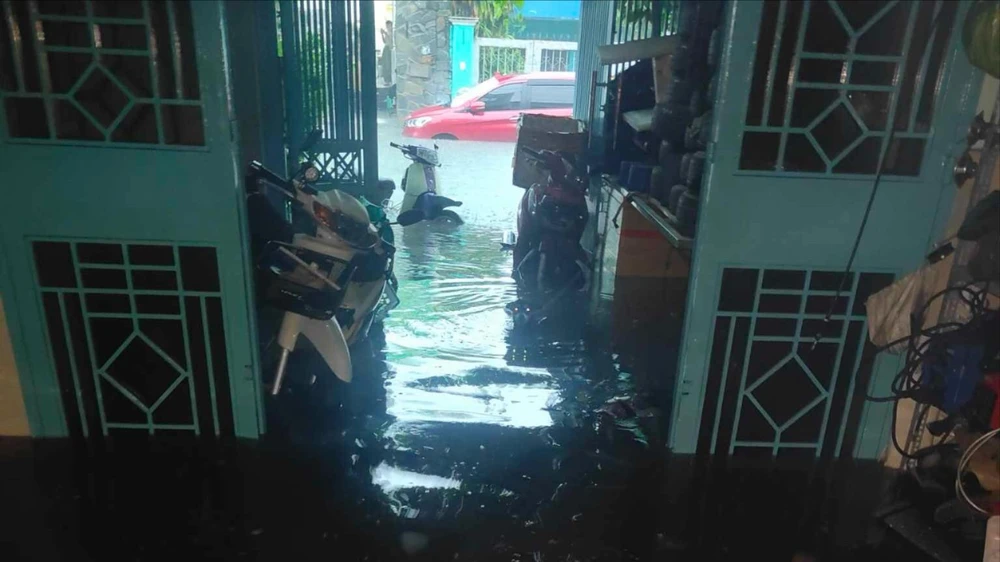 Đường Dương Văn Cam ngập nước