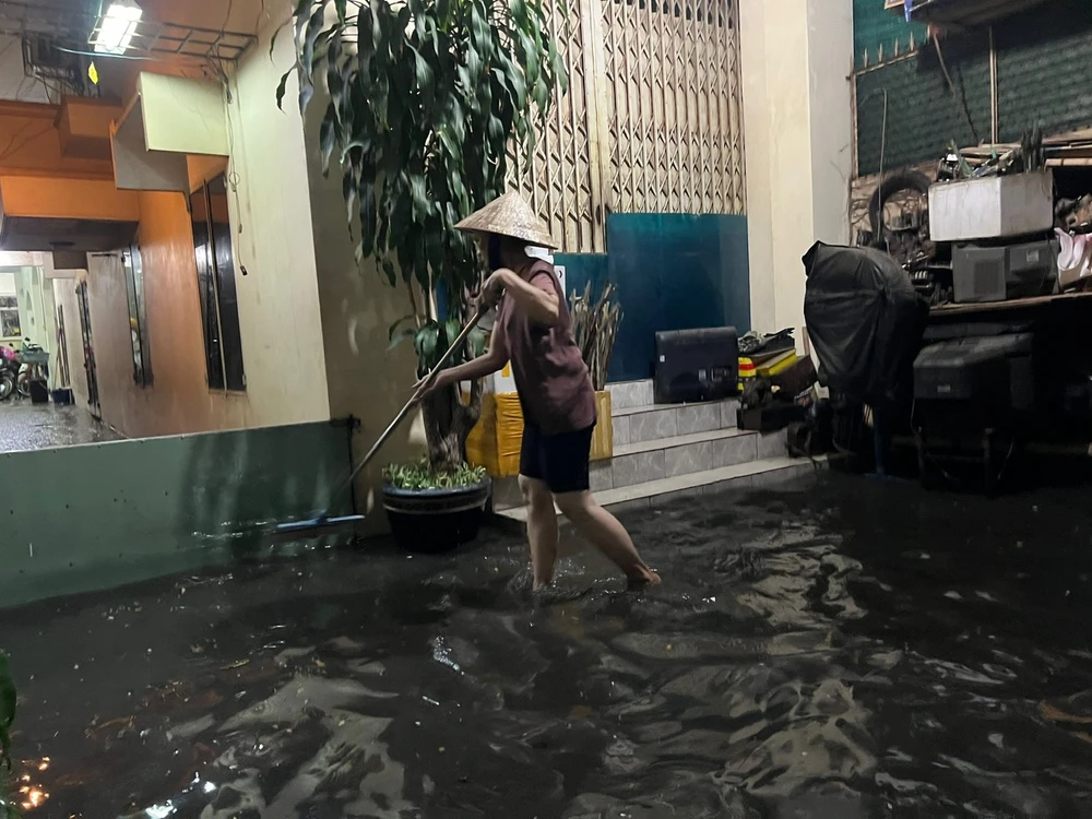 Đường Dương Văn Cam ngập nước