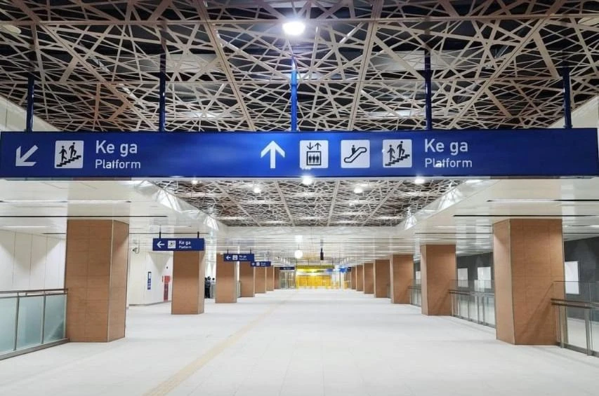 Bảng chỉ dẫn ở ga ngầm tuyến metro số 1 về khu vực cửa chắn ke ga