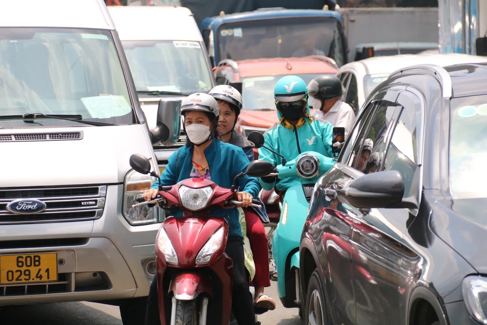 Hàng loạt tuyến đường ở khu vực sân bay Tân Sơn Nhất đang ùn ứ.