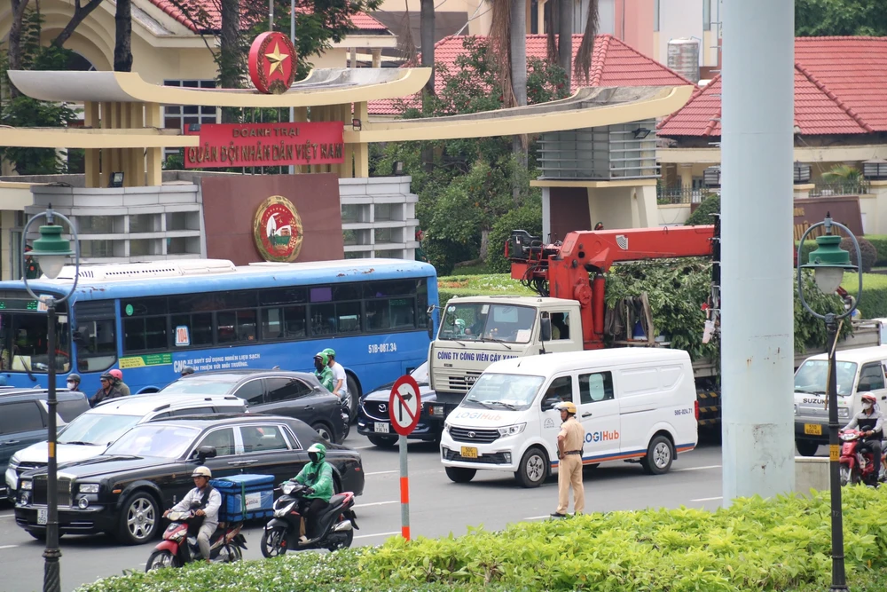 Hàng loạt tuyến đường ở khu vực sân bay Tân Sơn Nhất đang ùn ứ.