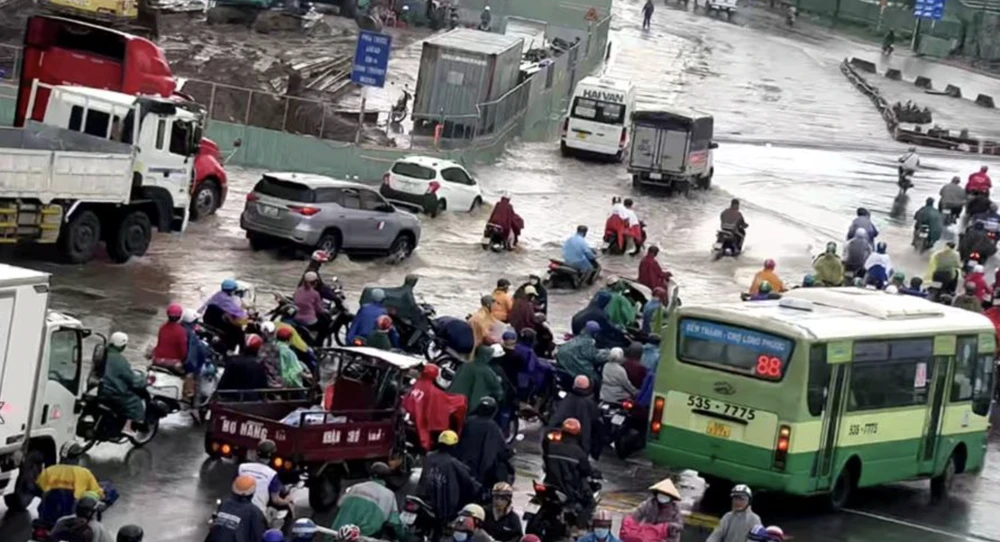 Nút giao An Phú xuất hiện tình trạng ngập nước