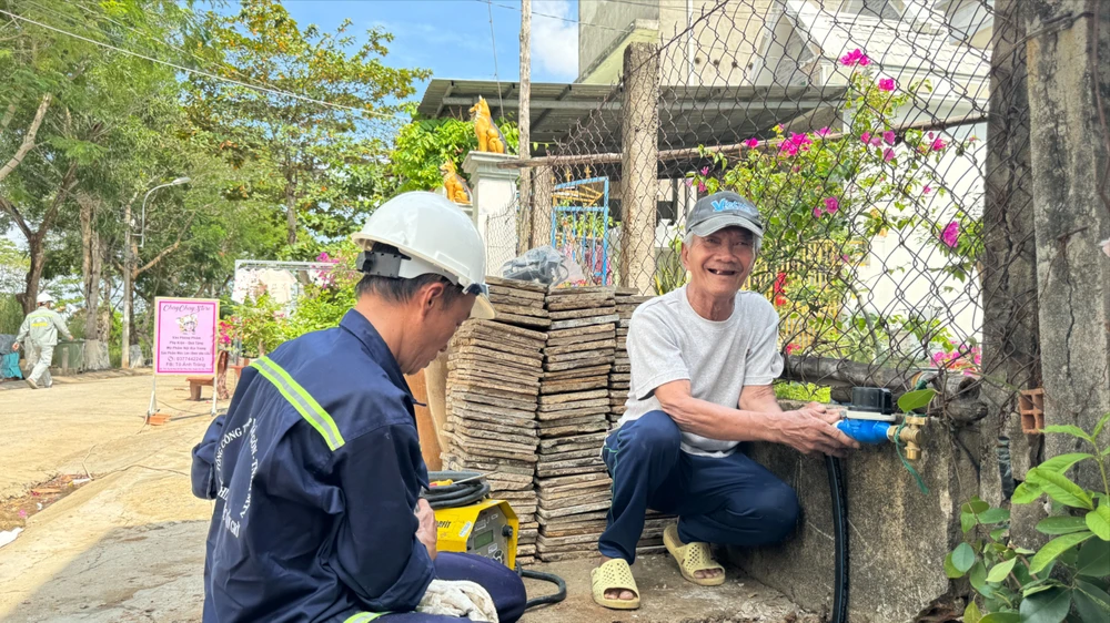 Mang nước sạch tới từng hộ dân ở huyện Cần Giờ