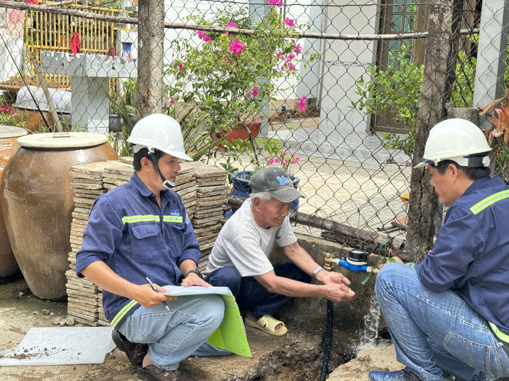 Mang nước sạch tới từng hộ dân ở huyện Cần Giờ