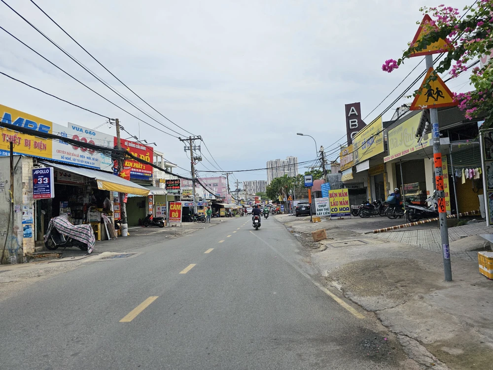 Người dân trên đường Nguyễn Thị Định đang tích cực bàn giao mặt bằng