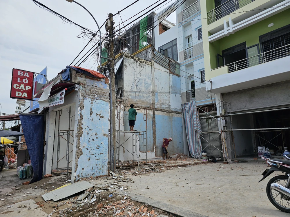 Người dân trên đường Nguyễn Thị Định đang tích cực bàn giao mặt bằng