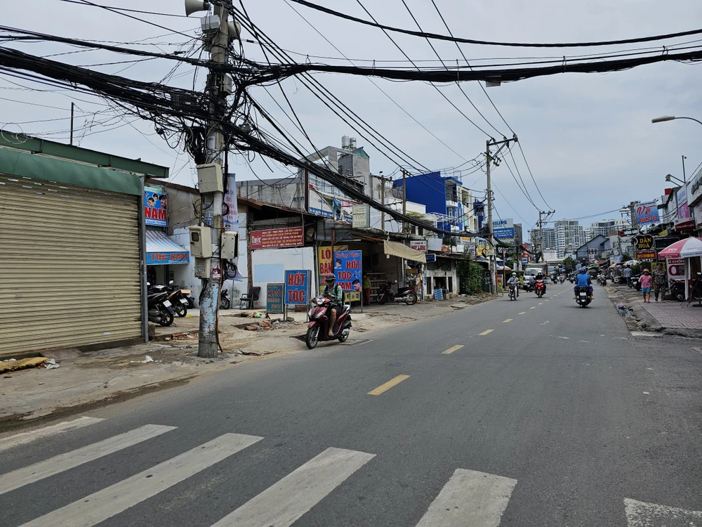 Người dân trên đường Nguyễn Thị Định đang tích cực bàn giao mặt bằng
