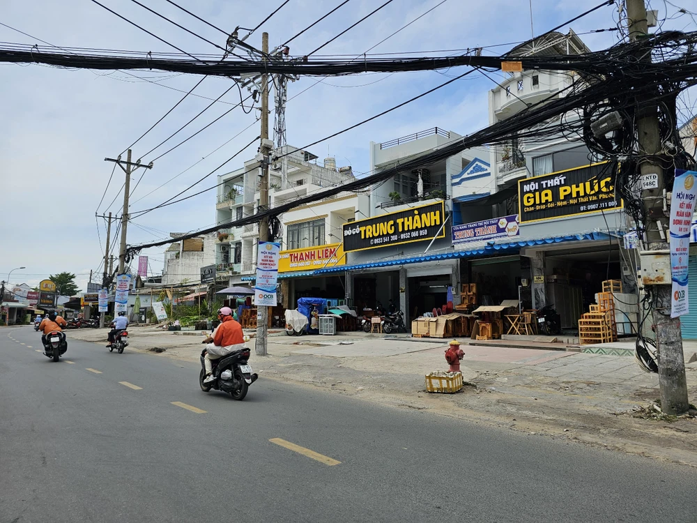 Người dân trên đường Nguyễn Thị Định đang tích cực bàn giao mặt bằng