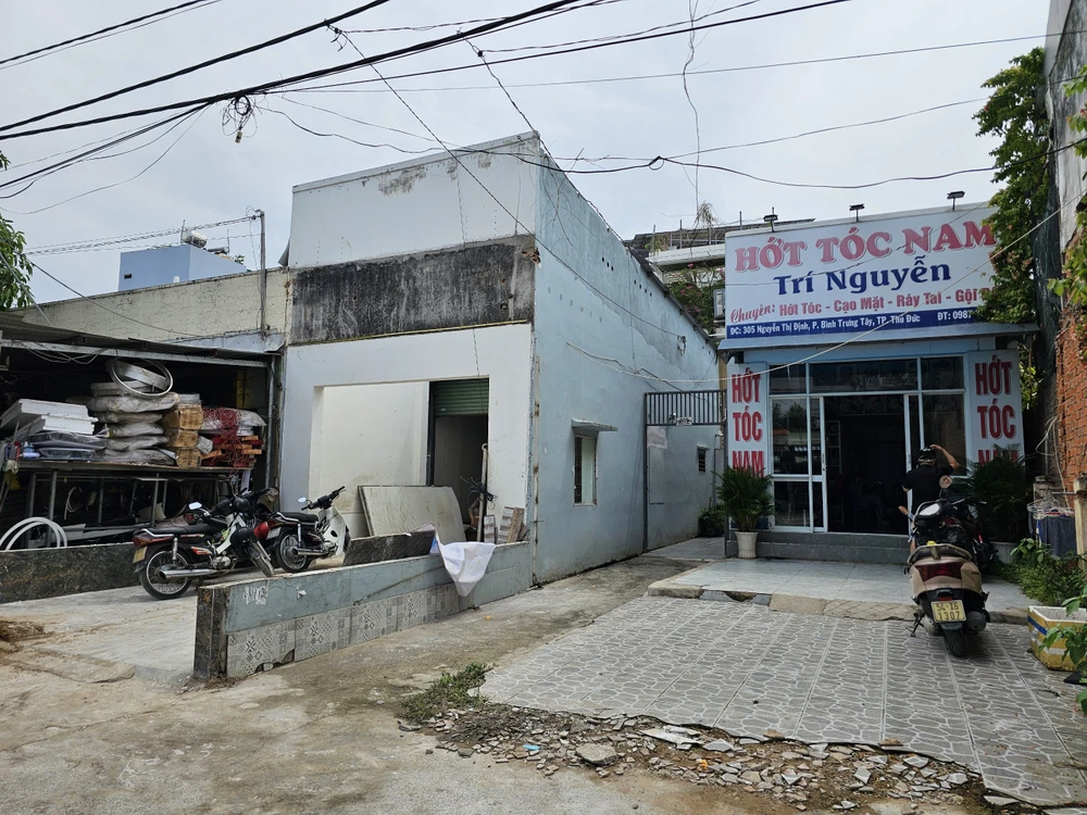 Người dân trên đường Nguyễn Thị Định đang tích cực bàn giao mặt bằng