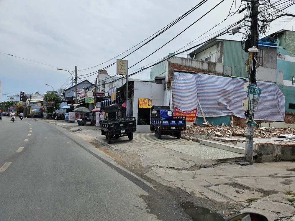 Người dân trên đường Nguyễn Thị Định đang tích cực bàn giao mặt bằng