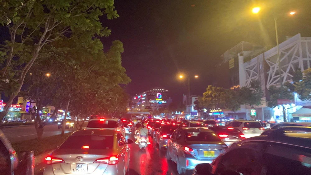 Hàng dài ô tô xếp hàng di chuyển trên đường Phạm Văn Đồng.