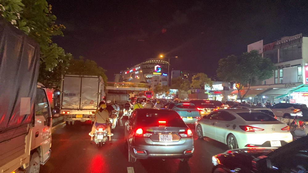 Ùn ứ trên đường Phạm Văn Đồng, các phương tiện đang di chuyển chậm.