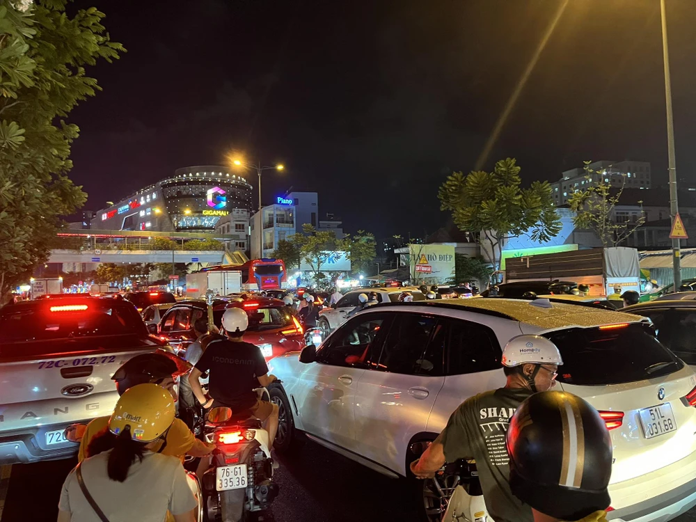 ùn ứ trên đường Phạm Văn Đồng