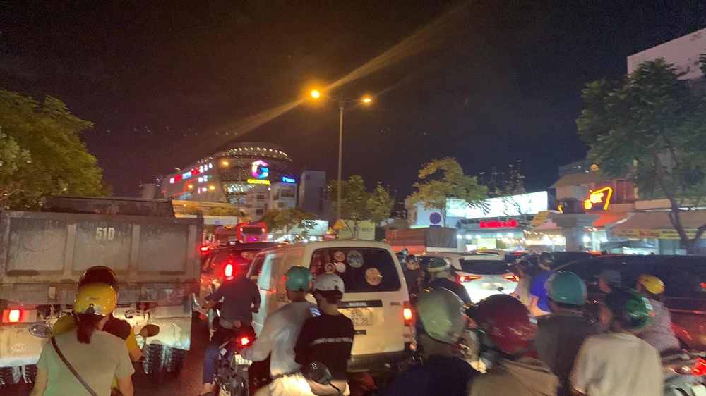 Ùn ứ trên đường Phạm Văn Đồng, các phương tiện đang di chuyển chậm.