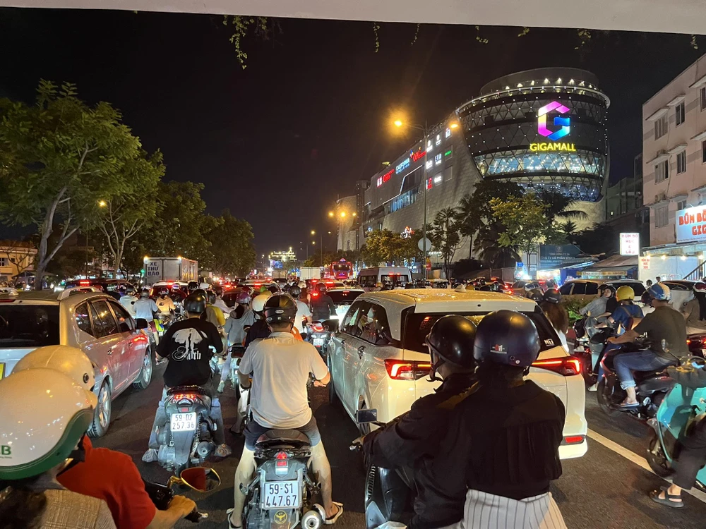 ùn ứ trên đường Phạm Văn Đồng