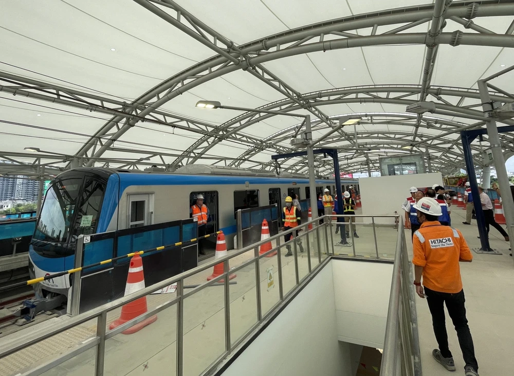 Cấm đường Võ Nguyên Giáp, TP Thủ Đức để làm cầu bộ hành kết nối nhà ga Thảo Điền, tuyến metro số 1