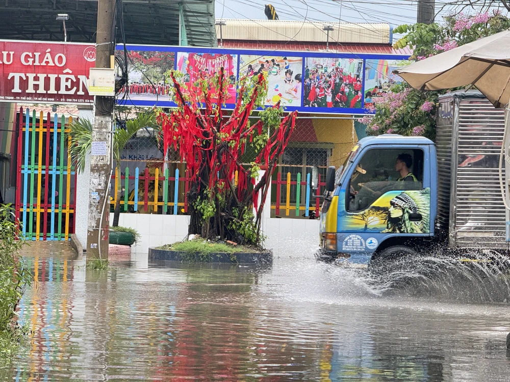 đường Lò Lu bị ngập nước