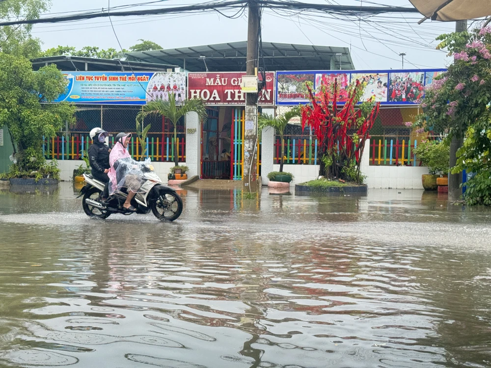 đường Lò Lu bị ngập nước