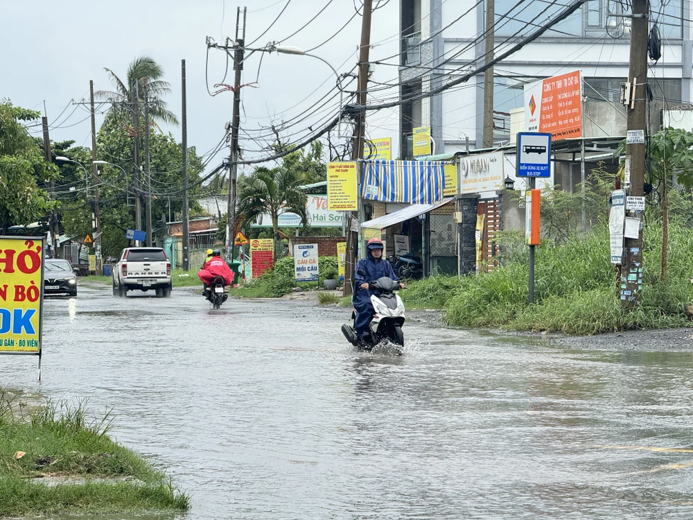 đường Lò Lu bị ngập nước