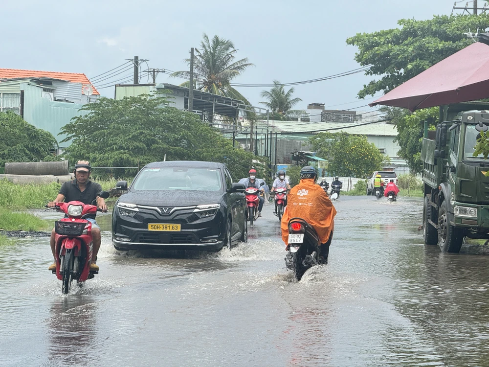 đường Lò Lu bị ngập nước