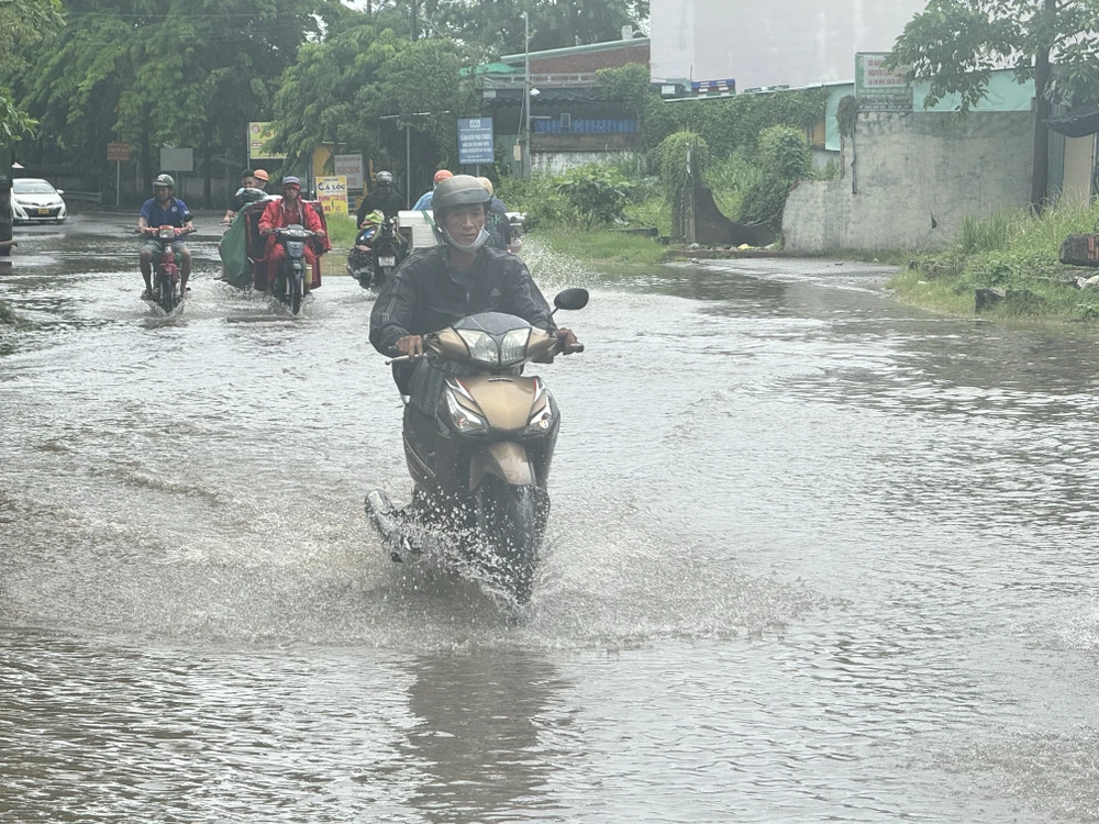đường Lò Lu bị ngập nước