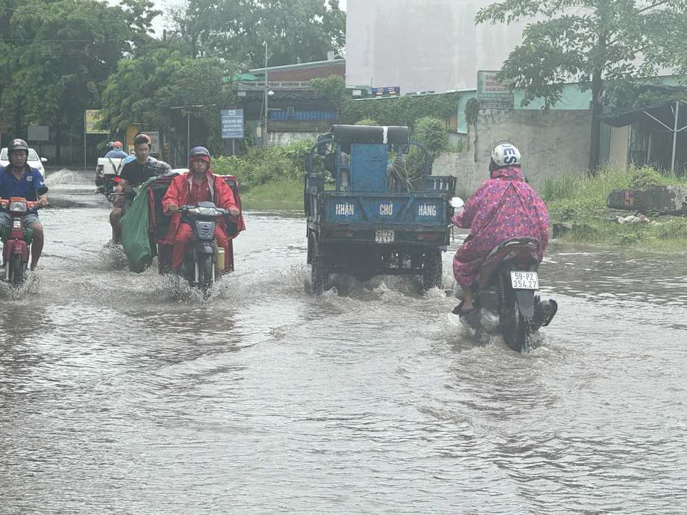 đường Lò Lu bị ngập nước