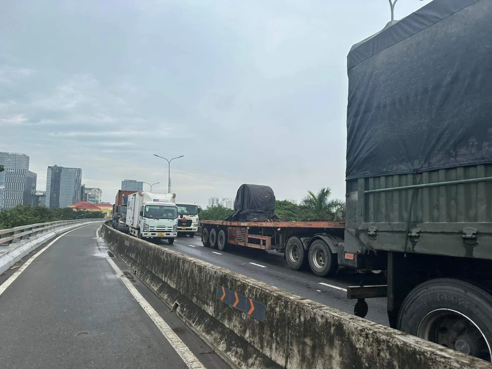Khu vực cầu Phú Mỹ đang ùn ứ kéo dài