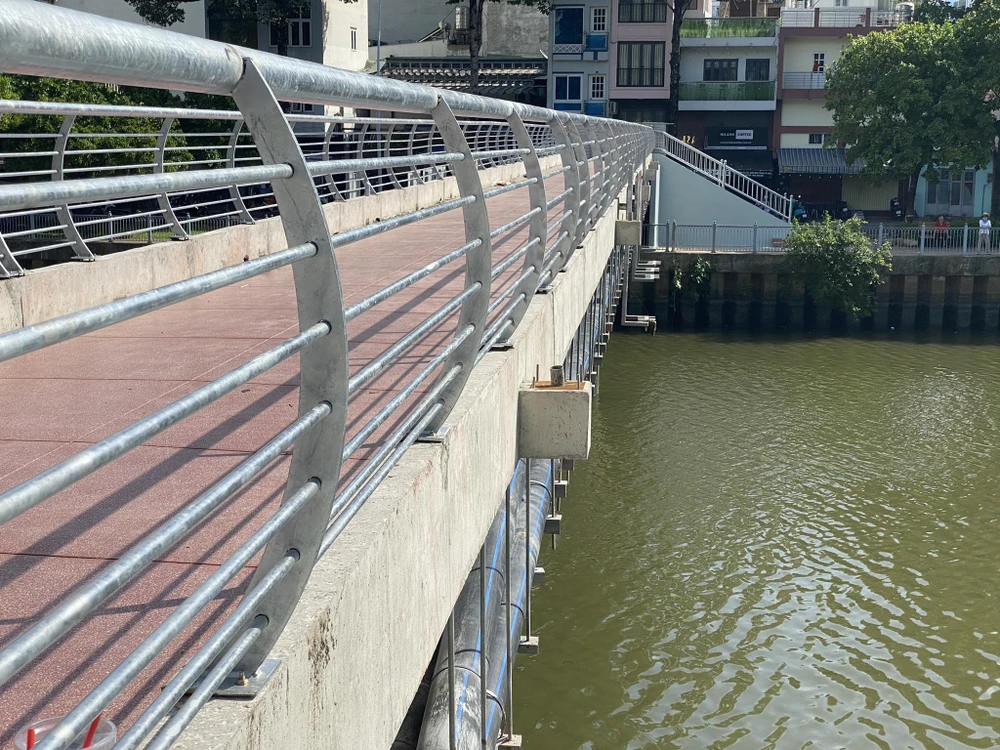 Cầu đi bộ bắc qua kênh Nhiêu Lộc - Thị Nghè