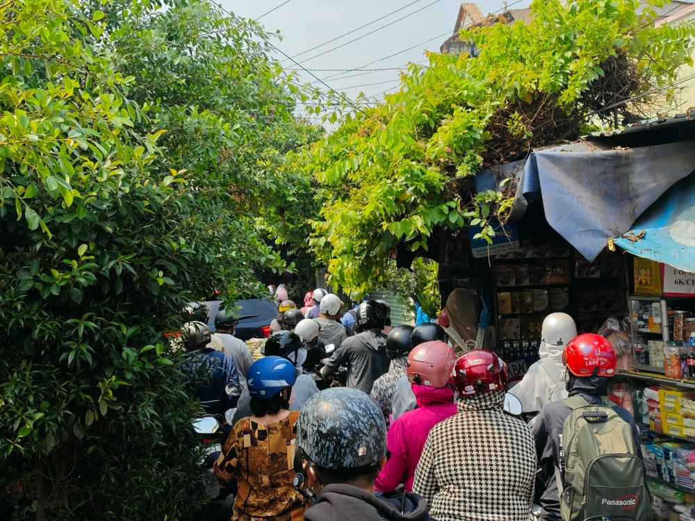 kẹt xe khu vực phà Cát Lái, TP Thủ Đức