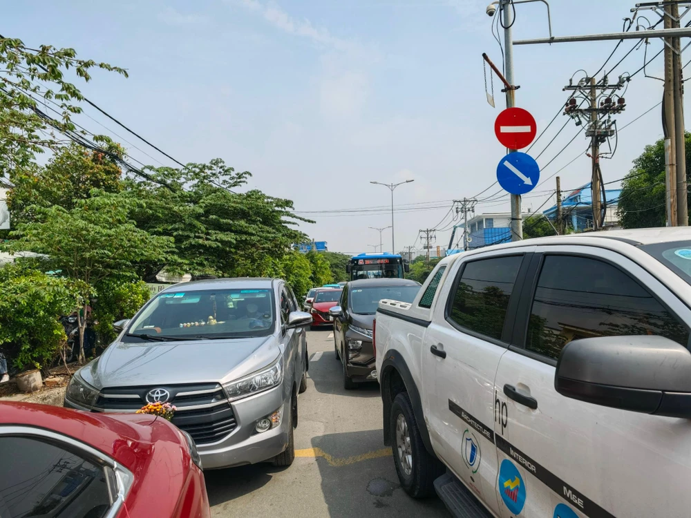 kẹt xe khu vực phà Cát Lái, TP Thủ Đức