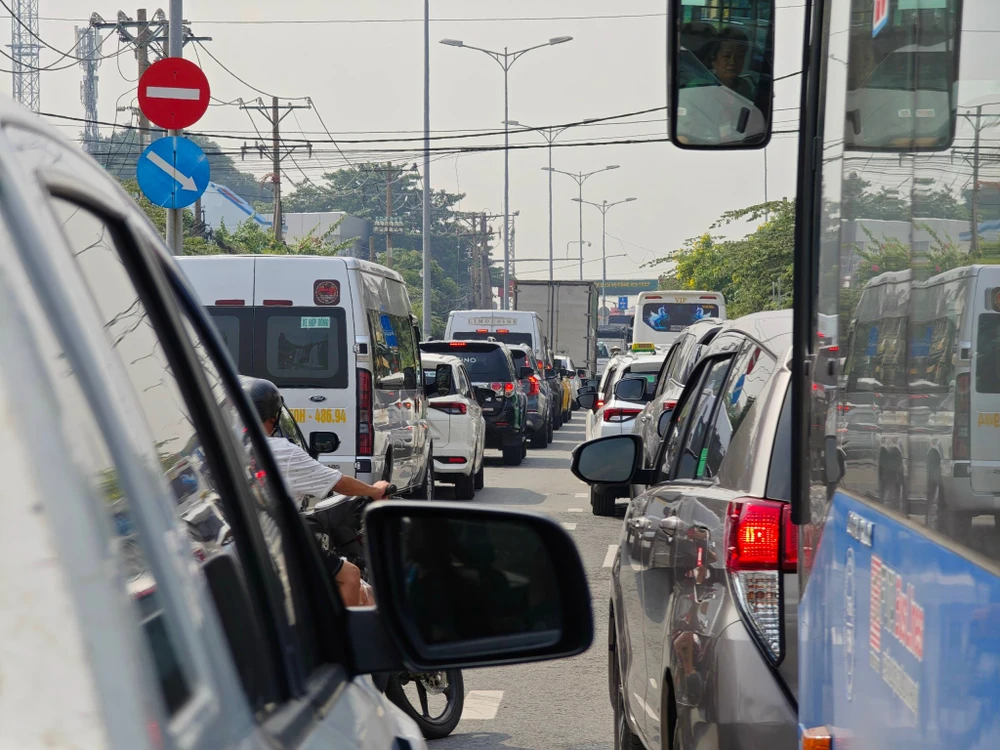 kẹt xe khu vực phà Cát Lái, TP Thủ Đức