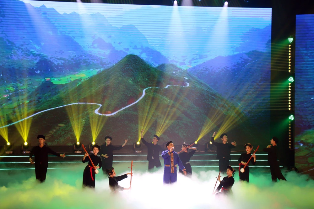 Bài ca giao thông đã cổ vũ tinh thần 'vượt nắng, thắng mưa', 'ăn tranh thủ, ngủ khẩn trương'