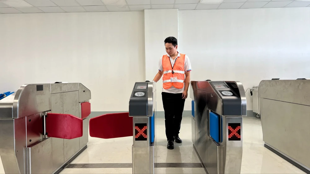 người dân đi metro số 1 không cần thanh toán tiền mặt