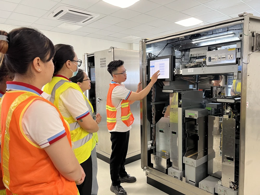 nhân viên nhà ga của tuyến metro số 1 đã chính thức tiếp cận và thực hành trên thiết bị đào tạo AFC