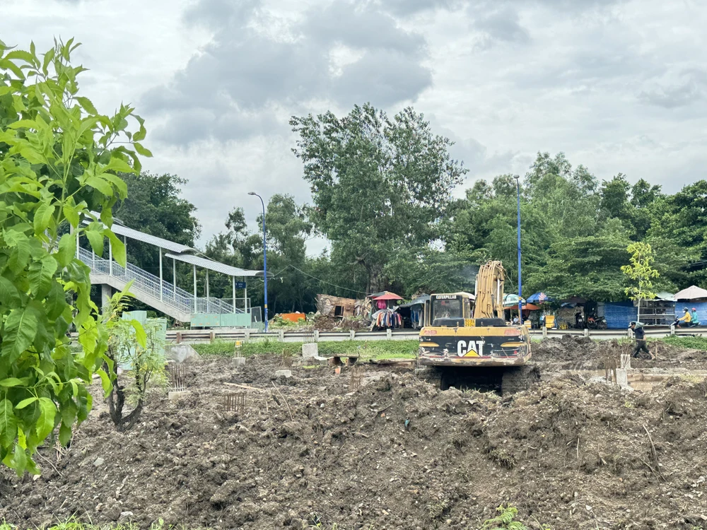 Nhiều bãi đậu xe xung quanh metro số 1 dần hình thành